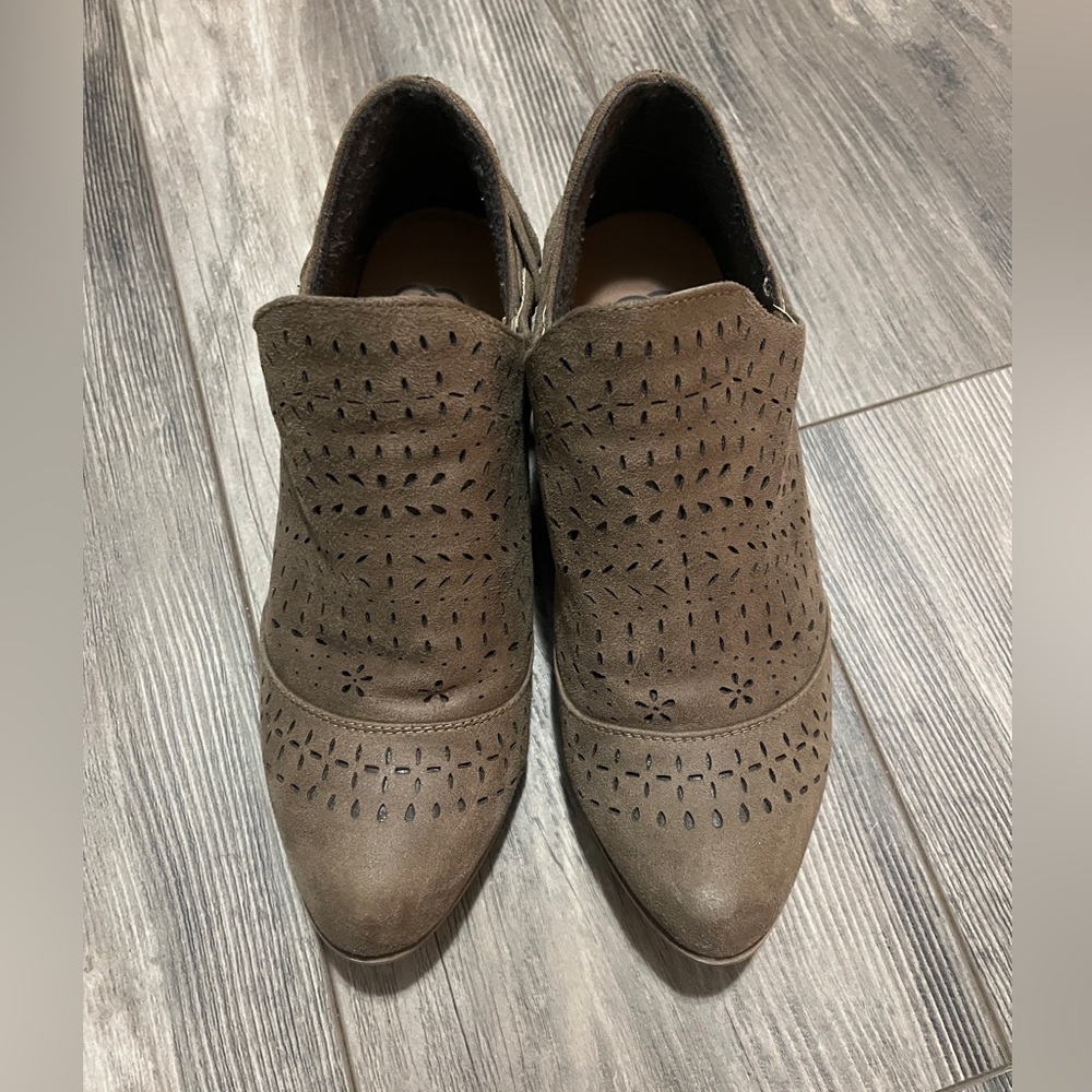 Daisy Fuentes Taupe Mules